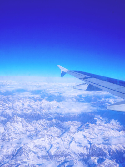 2018年的初6
我在赶回万州的飞机上，下面的巍峨的雪山