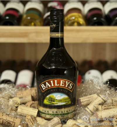 【百利甜Baileys】由新鲜的爱尔兰奶油、纯正的爱尔兰威士忌、各种天然香料、巧克力以及爱尔兰精酿烈酒调配而成，这些高品质元素的自然结合而形成的香滑纯正口感让它得到了众多消费者的喜爱~