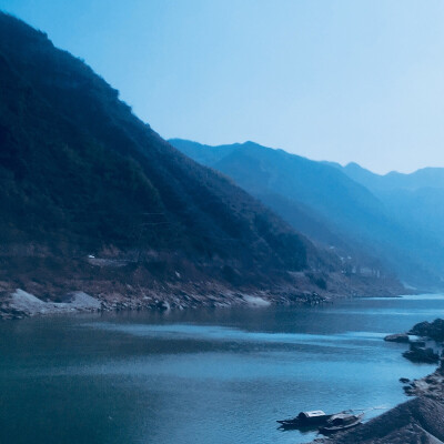 蓝色 河 船 山 天空