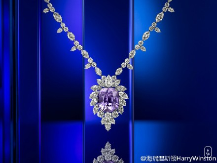 海瑞温斯顿（Harry Winston）无与伦比的星光之夜須有無无比华美的珍稀宝石见证。一顆珍罕绮丽的65.32克拉紫色蓝宝石闪耀居中，超高品質钻石鑲嵌簇拥，辉映出一件令人屏息的项链杰作。