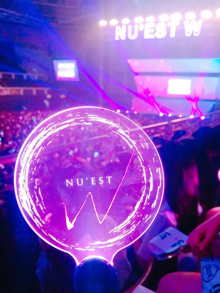 NU'EST_W(Wait)时期 应援灯和粉丝见面会---❤NU'EST由Aron、金钟炫（JR）、姜东昊（白虎）、黄旼泫、崔珉起（Re）五人组成