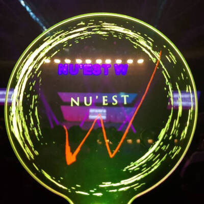 NU'EST_W(Wait)时期 应援灯和粉丝见面会---❤NU'EST由Aron、金钟炫（JR）、姜东昊（白虎）、黄旼泫、崔珉起（Re）五人组成