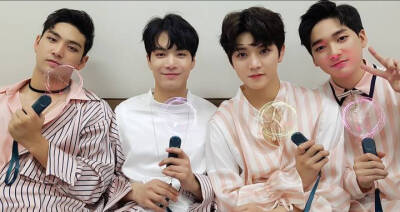 NU'EST_W(Wait)时期 应援灯和粉丝见面会---❤NU'EST由Aron、金钟炫（JR）、姜东昊（白虎）、黄旼泫、崔珉起（Re）五人组成