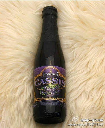 【林德曼蓝莓啤酒Lindemans Cassis】来自比利时~蓝莓啤酒泛着深紫色的光泽，异常芬芳，口感丰富，味觉柔软而干爽。黑莓啤酒是酒香与果甜味完美结合的典范，是任何一种餐后甜点的美妙搭档~