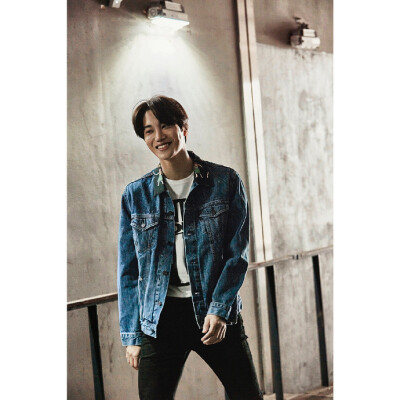 #和exo携手同行# #金钟仁# 180309 levis_korea INS更新Levi’s X KAI 专属主页O网页链接在这里买到与KAI同款的服装哦!! 甜笑光波~ ​​​​