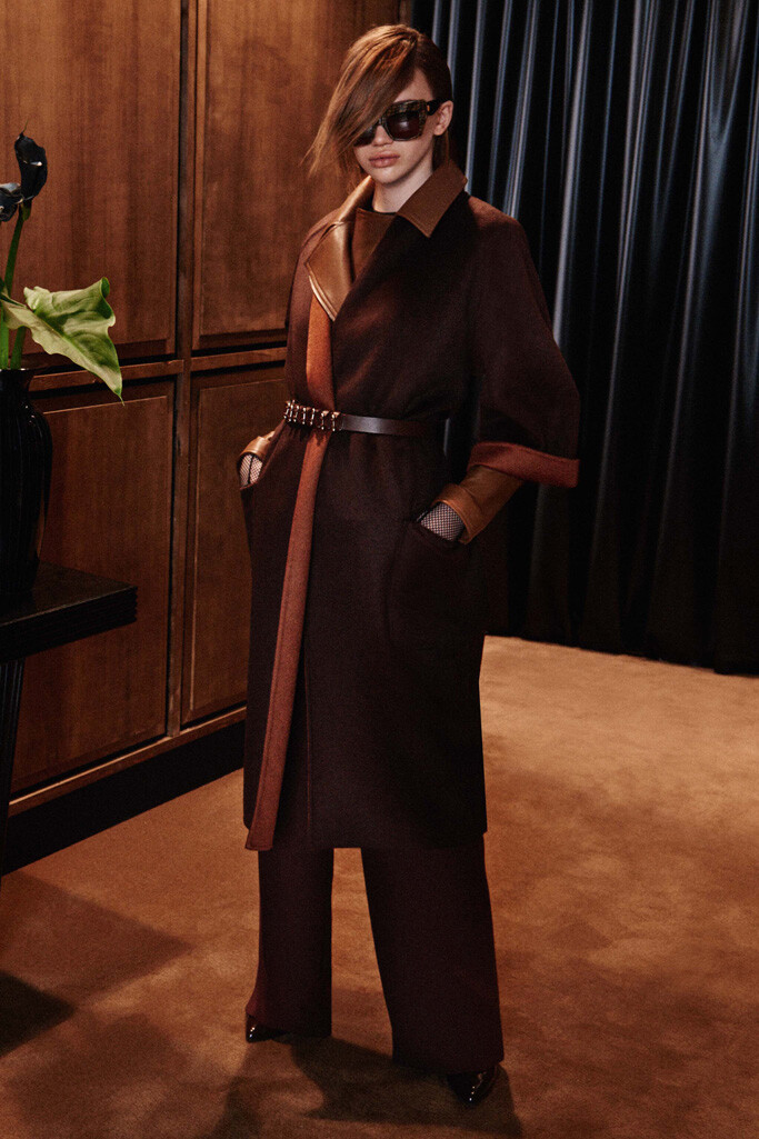 Max Mara 2016 早秋系列LookBook 本季系列创意总监Ian Griffiths构筑了Dorothy Parker 、Lydia Lunch、Siouxie Sioux 等纽约极富争议感的女英雄情结，豪华经典的羊绒大衣贯彻全场，渐次深入的大地色系让整个系列都被冷艳相宜的浓厚秋意所淹没～