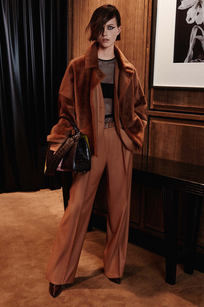 Max Mara 2016 早秋系列LookBook 本季系列创意总监Ian Griffiths构筑了Dorothy Parker 、Lydia Lunch、Siouxie Sioux 等纽约极富争议感的女英雄情结，豪华经典的羊绒大衣贯彻全场，渐次深入的大地色系让整个系列都被冷艳相宜的浓厚秋意所淹没～