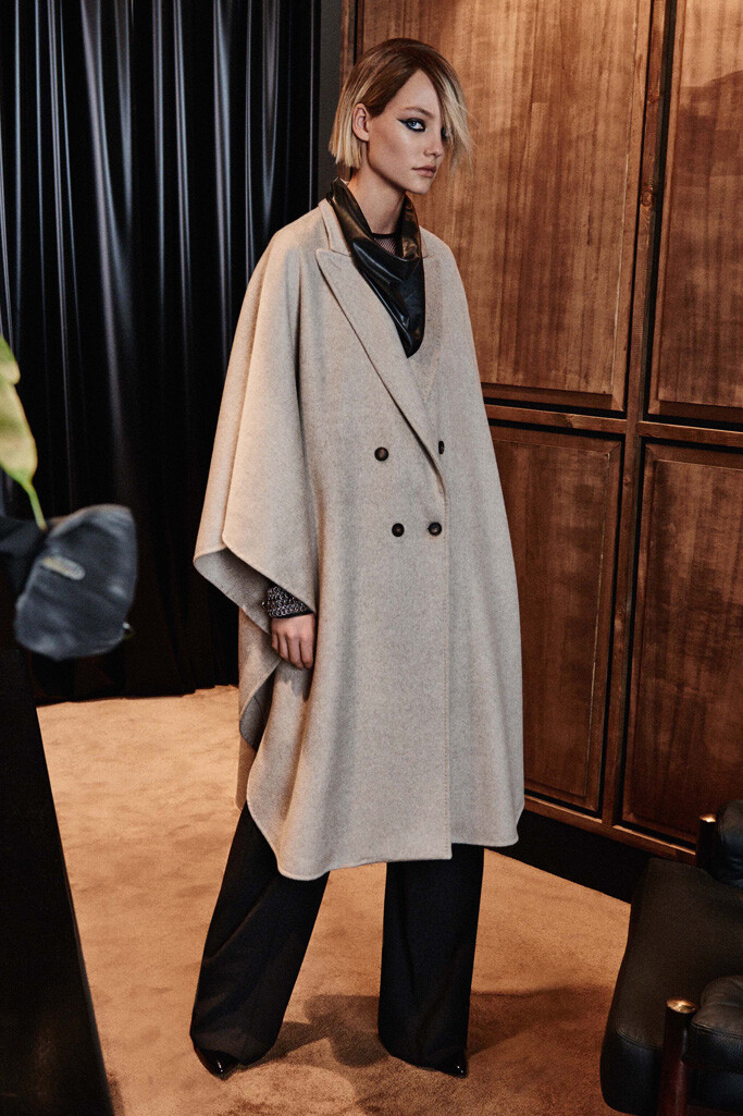 Max Mara 2016 早秋系列LookBook 本季系列创意总监Ian Griffiths构筑了Dorothy Parker 、Lydia Lunch、Siouxie Sioux 等纽约极富争议感的女英雄情结，豪华经典的羊绒大衣贯彻全场，渐次深入的大地色系让整个系列都被冷艳相宜的浓厚秋意所淹没～