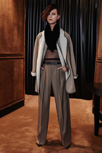 Max Mara 2016 早秋系列LookBook 本季系列创意总监Ian Griffiths构筑了Dorothy Parker 、Lydia Lunch、Siouxie Sioux 等纽约极富争议感的女英雄情结，豪华经典的羊绒大衣贯彻全场，渐次深入的大地色系让整个系列都被…