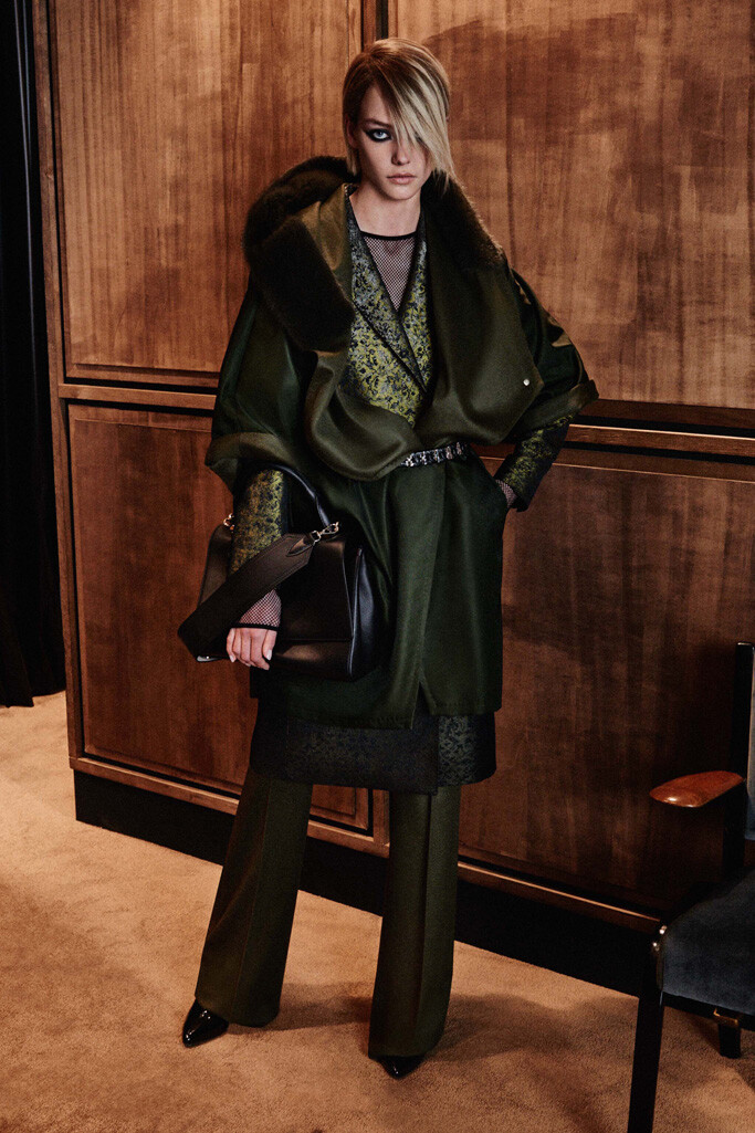 Max Mara 2016 早秋系列LookBook 本季系列创意总监Ian Griffiths构筑了Dorothy Parker 、Lydia Lunch、Siouxie Sioux 等纽约极富争议感的女英雄情结，豪华经典的羊绒大衣贯彻全场，渐次深入的大地色系让整个系列都被冷艳相宜的浓厚秋意所淹没～