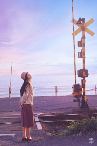 蔚蓝海岸
摄影：@摄影师蝈蝈小姐
模特：@小温暖想要个大太阳
约片，设计稿请加QQ：79248661,微信：guoshuowang