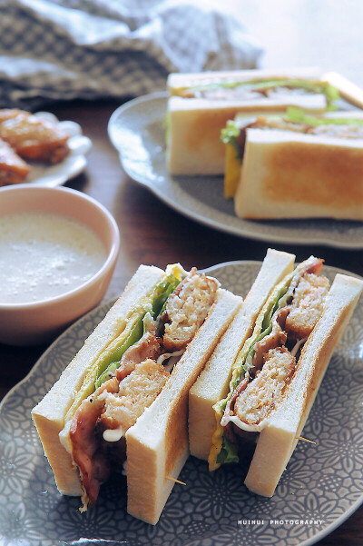 早安，今日早餐：鱼排培根鸡蛋三明治+烤鸡翅+香蕉奶昔。
好喜欢这个三明治，鱼排超市买回来现炸，放上煎好的鸡蛋片、生菜、培根、番茄片，挤上沙拉酱，别提有多好吃了！
灰色莲花盘淘口令：￥a9IM0pbhsN4￥
…