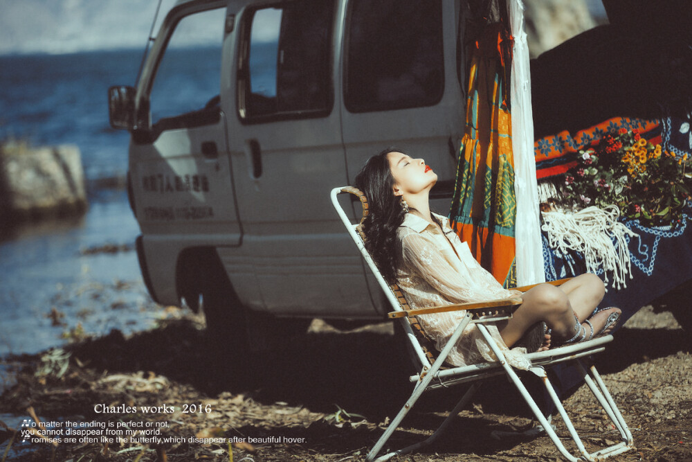 《分饰两角的爱》
一直明白你已不在身边，
每天向幽月倾倒着对你的思念
我想有一天这样的思念会漂洋过海
幻想着你也和我一样，
在遥远的另一边，
与我做着相同的回应。
可是幻想毕竟只是幻想。
摄影师：疯子
图片来源：poco.cn（侵删）