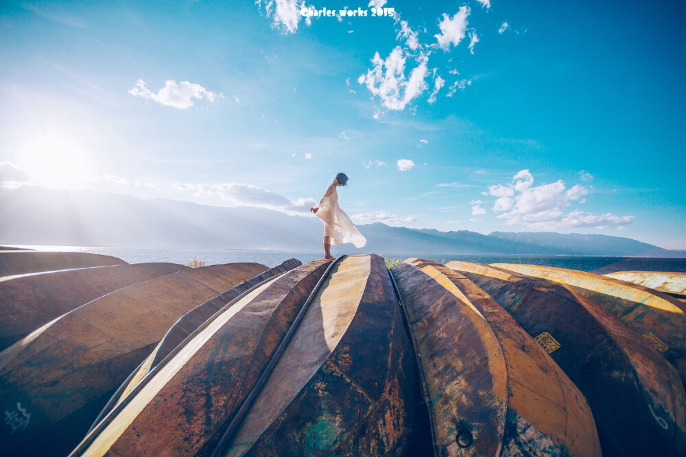 《寻》
还是那片海，却少了一个人。
我多想找到你 轻捧你的脸，
我会张开我双手 抚摸你的背。
请让我拥有你 失去的时间，
在你流泪之前 保管你的泪。
微博：疯子Charles
图片来源：poco.cn（侵删）