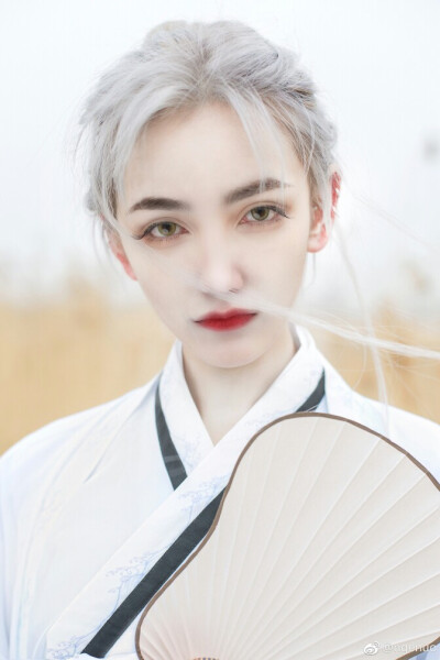 我说相思不外露 惊觉念你已入骨