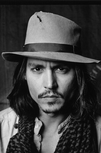 约翰尼·德普（Johnny Depp），1963年6月9日出生于美国肯塔基州，美国影视演员。
1984年，约翰尼·德普在恐怖片《猛鬼街》中首次饰演角色，之后凭借1987年的电视剧集《龙虎少年队》迅速成名。1990年在蒂姆·波顿执导的《剪刀手爱德华》中扮演男主角，凭借此片首次获得金球奖提名。1994至1995年，德普凭借《邦尼和琼》和《艾德·伍德》两次获得金球奖提名。1997年，自编自导自演了《英雄少年历险记》一片，影片获得第50届戛纳电影节金棕榈奖的提名。1999年，获颁第24届法国荣誉凯撒奖。
2003年，在迪士尼电影《加勒比海盗》中饰演“杰克船长”，首次获得奥斯卡金像奖最佳男主角提名。2004年，与凯特·温斯莱特合作的《寻找梦幻岛》使他再次入围奥斯卡金像奖最佳男主角提名。2005年，分别与蒂姆·波顿合作了《查理和巧克力工厂》和动画电影《僵尸新娘》。2007年，主演电影《理发师陶德》使他第三次获得奥斯卡金像奖最佳男主角提名。2010年，与导演蒂姆·波顿合作电影《爱丽丝梦游仙境》。2011年，在工业光魔制作的动画电影《兰戈》中再次献声。