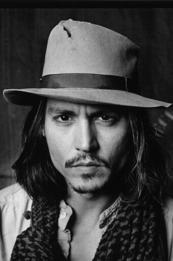 约翰尼·德普（Johnny Depp），1963年6月9日出生于美国肯塔基州，美国影视演员。
1984年，约翰尼·德普在恐怖片《猛鬼街》中首次饰演角色，之后凭借1987年的电视剧集《龙虎少年队》迅速成名。1990年在蒂姆·波顿执导的…