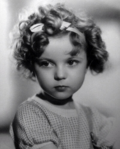 秀兰·邓波儿（Shirley Temple，1928年4月23日-2014年2月10日）出生于美国加利福尼亚州的圣莫尼卡。电影演员，美国著名童星。
3岁时邓波儿在母亲的安排下进入一所叫米格林的幼儿舞蹈学校接受训练。1934年，6岁的邓波…