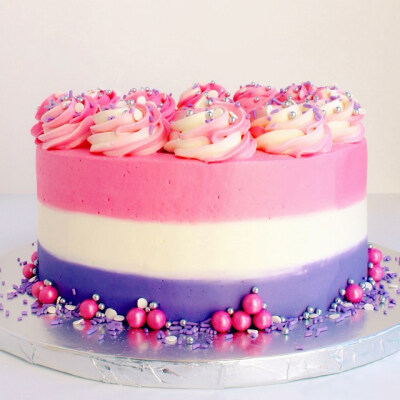 公主范的生日蛋糕，粉红色和紫色的公主蛋糕，生日聚会。百甜汇蛋糕培训学校分享。