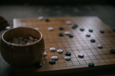 《虚名散》
懒把棋盘摆，左右对弈，输赢子二三。
雪落皇城满，寻静向空山。
醉忆拾遗进言日，秦中乐府吟，章数半。
而今词赋难，志未满，贬江岸。
雪满衣轻掸，随我山中转，一同看。
因好赋也自命不凡，如今提笔难?！? data-iid=