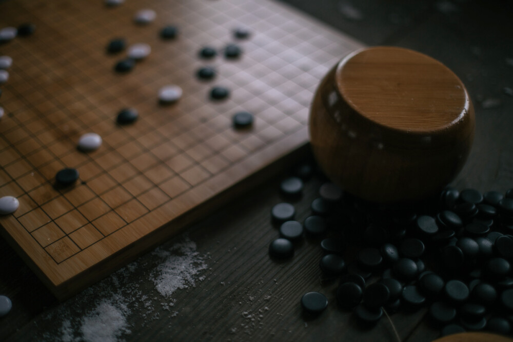 《虚名散》
懒把棋盘摆，左右对弈，输赢子二三。
雪落皇城满，寻静向空山。
醉忆拾遗进言日，秦中乐府吟，章数半。
而今词赋难，志未满，贬江岸。
雪满衣轻掸，随我山中转，一同看。
因好赋也自命不凡，如今提笔难。
雪落无声只可看，
重把闲子摆，对坐只向晚。
虚名一生有何可看，独留我词赋万年传。
摄影/后期：苏叔er
出境：@邵风观
师傅：@知竹zZ
文案：@公子寒云
汉服：@司南阁汉服
同行/造型/妆容：@-肖·肖-