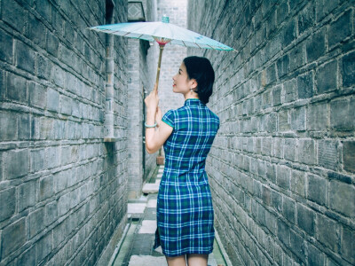 「青石巷」
黛瓦青石巷，步步惹尘埃。
我撑一把纸伞，画了一页江南。
摄影师：弄凉
图片来源：poco.cn（侵删）