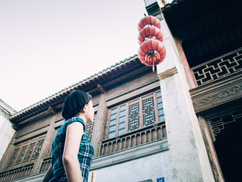 「青石巷」
黛瓦青石巷，步步惹尘埃。
我撑一把纸伞，画了一页江南。
摄影师：弄凉
图片来源：poco.cn（侵删）