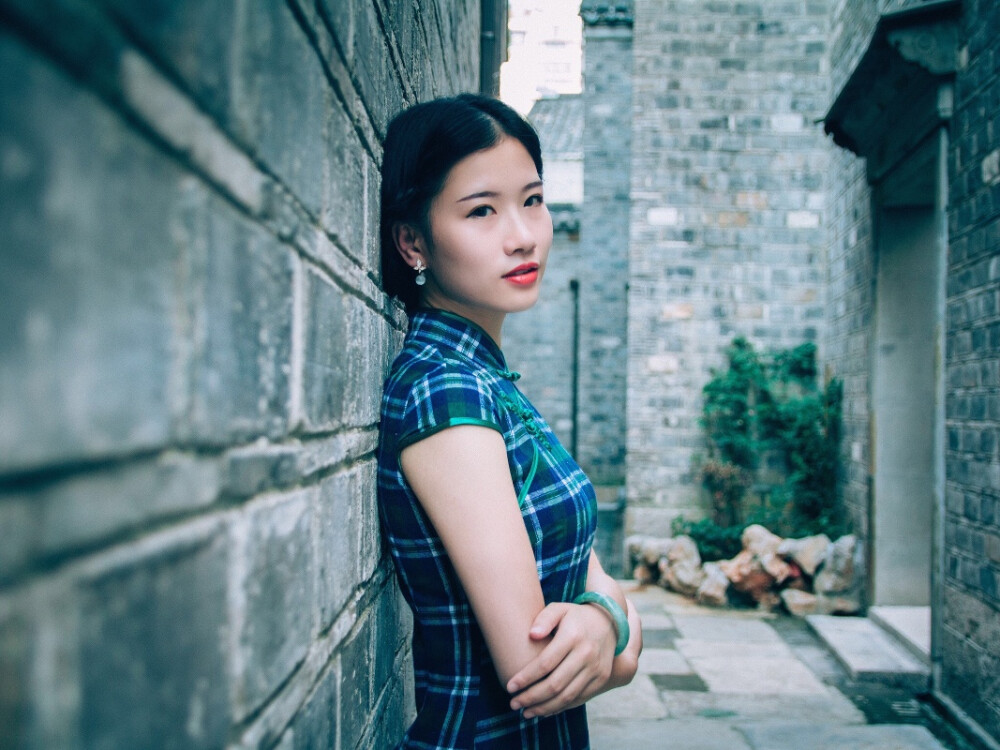 「青石巷」
黛瓦青石巷，步步惹尘埃。
我撑一把纸伞，画了一页江南。
摄影师：弄凉
图片来源：poco.cn（侵删）