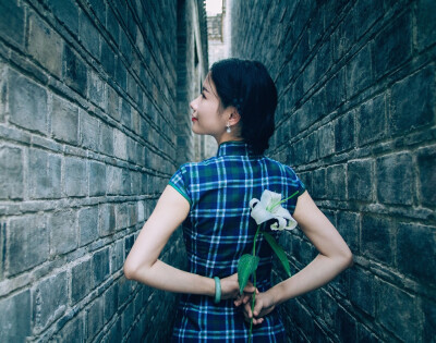 「青石巷」
黛瓦青石巷，步步惹尘埃。
我撑一把纸伞，画了一页江南。
摄影师：弄凉
图片来源：poco.cn（侵删）