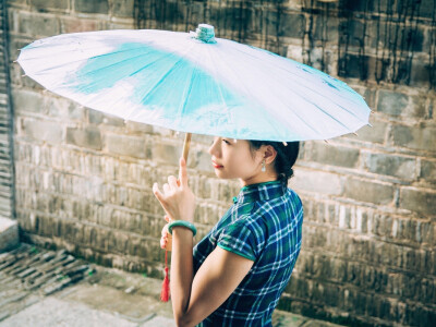 「青石巷」
黛瓦青石巷，步步惹尘埃。
我撑一把纸伞，画了一页江南。
摄影师：弄凉
图片来源：poco.cn（侵删）