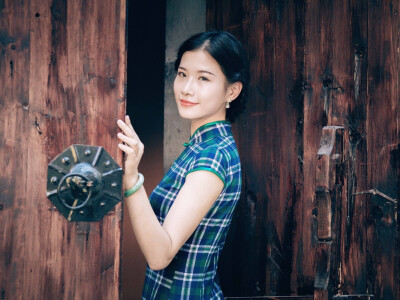 「青石巷」
黛瓦青石巷，步步惹尘埃。
我撑一把纸伞，画了一页江南。
摄影师：弄凉
图片来源：poco.cn（侵删）