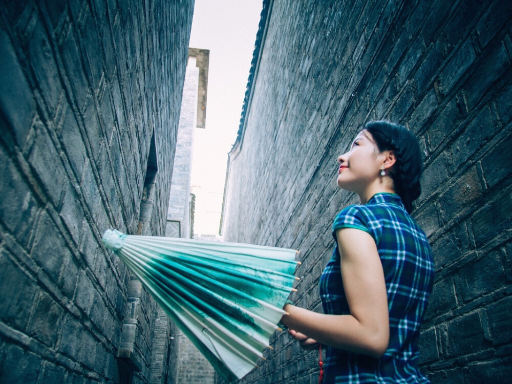 「青石巷」
黛瓦青石巷，步步惹尘埃。
我撑一把纸伞，画了一页江南。
摄影师：弄凉
图片来源：poco.cn（侵删）