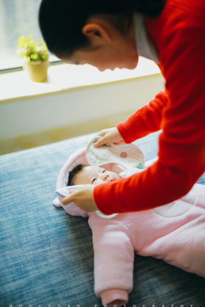 小可77天
摄影：洪小漩
出镜：小可一家
四年多没有和小可妈妈见面了。这四年里，她结婚生女，家庭美满。
她说，小漩，我女儿两个月大了，你能来帮我记录一下么。我说好。
那天，是杭州转晴的日子，我一早打车出发。…