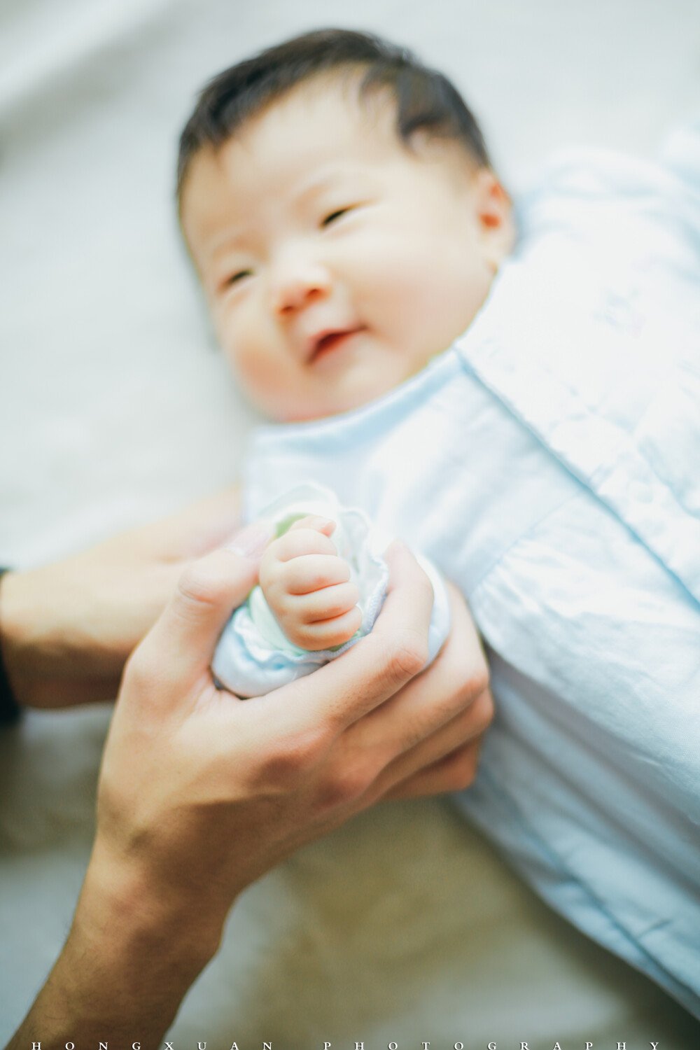 小可77天
摄影：洪小漩
出镜：小可一家
四年多没有和小可妈妈见面了。这四年里，她结婚生女，家庭美满。
她说，小漩，我女儿两个月大了，你能来帮我记录一下么。我说好。
那天，是杭州转晴的日子，我一早打车出发。微信那头，小可妈妈有些犯困地和我说，全家折腾到3点才休息，让我不要着急，路上慢慢来便好。
大概是有了新生儿的家庭总是有些手足无措吧。桌子、沙发、茶几、电视柜……几乎无处不昭示着宝宝的一切已经把这个家给占领了。
奶奶抱着小可出来，三十秒都不到，我就目睹了婴儿疯狂吐奶的画面……
还好还好，一切很快就由经验丰富的奶奶给摆平清理了。
小可妈妈和我说了说育儿的不易，但是眉眼里面遮不住的幸福却又着实让我心生羡慕。
阳光沐浴下的小家庭，真美好啊。