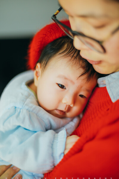 小可77天
摄影：洪小漩
出镜：小可一家
四年多没有和小可妈妈见面了。这四年里，她结婚生女，家庭美满。
她说，小漩，我女儿两个月大了，你能来帮我记录一下么。我说好。
那天，是杭州转晴的日子，我一早打车出发。…