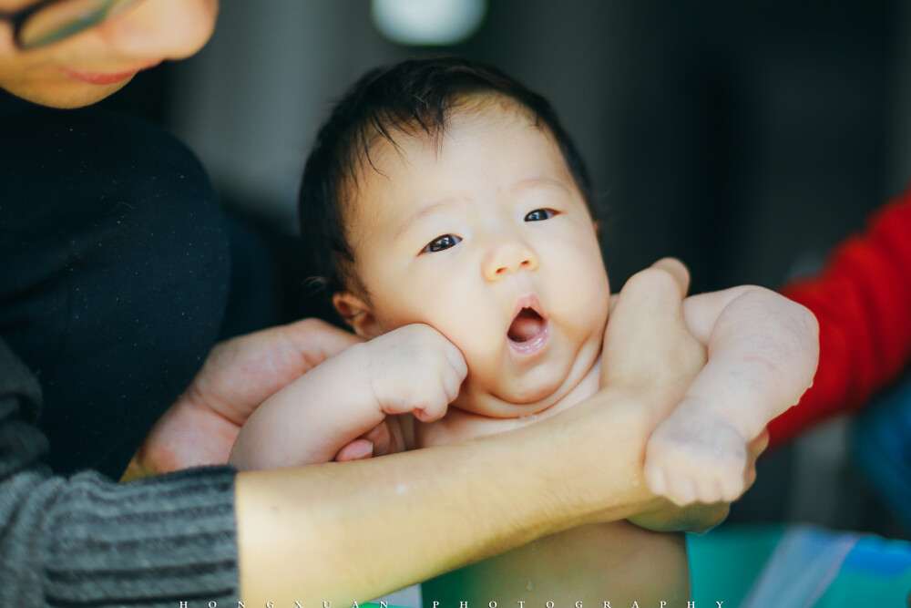 小可77天
摄影：洪小漩
出镜：小可一家
四年多没有和小可妈妈见面了。这四年里，她结婚生女，家庭美满。
她说，小漩，我女儿两个月大了，你能来帮我记录一下么。我说好。
那天，是杭州转晴的日子，我一早打车出发。微信那头，小可妈妈有些犯困地和我说，全家折腾到3点才休息，让我不要着急，路上慢慢来便好。
大概是有了新生儿的家庭总是有些手足无措吧。桌子、沙发、茶几、电视柜……几乎无处不昭示着宝宝的一切已经把这个家给占领了。
奶奶抱着小可出来，三十秒都不到，我就目睹了婴儿疯狂吐奶的画面……
还好还好，一切很快就由经验丰富的奶奶给摆平清理了。
小可妈妈和我说了说育儿的不易，但是眉眼里面遮不住的幸福却又着实让我心生羡慕。
阳光沐浴下的小家庭，真美好啊。