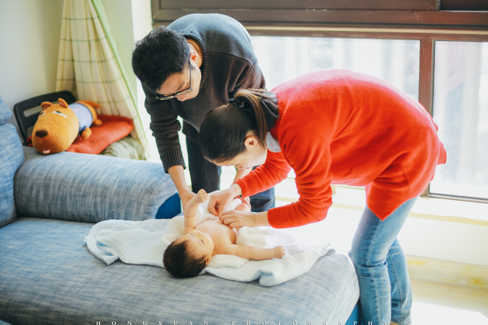 小可77天
摄影：洪小漩
出镜：小可一家
四年多没有和小可妈妈见面了。这四年里，她结婚生女，家庭美满。
她说，小漩，我女儿两个月大了，你能来帮我记录一下么。我说好。
那天，是杭州转晴的日子，我一早打车出发。微信那头，小可妈妈有些犯困地和我说，全家折腾到3点才休息，让我不要着急，路上慢慢来便好。
大概是有了新生儿的家庭总是有些手足无措吧。桌子、沙发、茶几、电视柜……几乎无处不昭示着宝宝的一切已经把这个家给占领了。
奶奶抱着小可出来，三十秒都不到，我就目睹了婴儿疯狂吐奶的画面……
还好还好，一切很快就由经验丰富的奶奶给摆平清理了。
小可妈妈和我说了说育儿的不易，但是眉眼里面遮不住的幸福却又着实让我心生羡慕。
阳光沐浴下的小家庭，真美好啊。