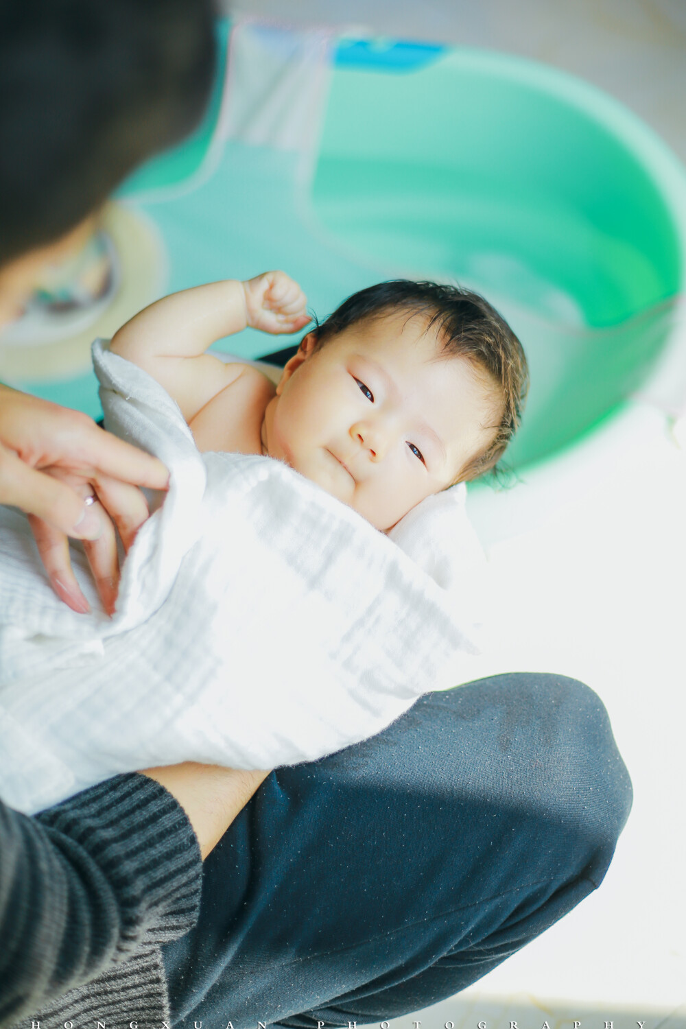 小可77天
摄影：洪小漩
出镜：小可一家
四年多没有和小可妈妈见面了。这四年里，她结婚生女，家庭美满。
她说，小漩，我女儿两个月大了，你能来帮我记录一下么。我说好。
那天，是杭州转晴的日子，我一早打车出发。微信那头，小可妈妈有些犯困地和我说，全家折腾到3点才休息，让我不要着急，路上慢慢来便好。
大概是有了新生儿的家庭总是有些手足无措吧。桌子、沙发、茶几、电视柜……几乎无处不昭示着宝宝的一切已经把这个家给占领了。
奶奶抱着小可出来，三十秒都不到，我就目睹了婴儿疯狂吐奶的画面……
还好还好，一切很快就由经验丰富的奶奶给摆平清理了。
小可妈妈和我说了说育儿的不易，但是眉眼里面遮不住的幸福却又着实让我心生羡慕。
阳光沐浴下的小家庭，真美好啊。