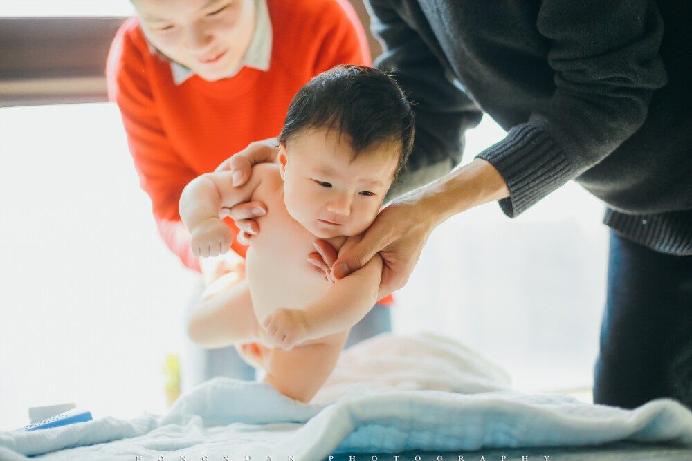 小可77天
摄影：洪小漩
出镜：小可一家
四年多没有和小可妈妈见面了。这四年里，她结婚生女，家庭美满。
她说，小漩，我女儿两个月大了，你能来帮我记录一下么。我说好。
那天，是杭州转晴的日子，我一早打车出发。微信那头，小可妈妈有些犯困地和我说，全家折腾到3点才休息，让我不要着急，路上慢慢来便好。
大概是有了新生儿的家庭总是有些手足无措吧。桌子、沙发、茶几、电视柜……几乎无处不昭示着宝宝的一切已经把这个家给占领了。
奶奶抱着小可出来，三十秒都不到，我就目睹了婴儿疯狂吐奶的画面……
还好还好，一切很快就由经验丰富的奶奶给摆平清理了。
小可妈妈和我说了说育儿的不易，但是眉眼里面遮不住的幸福却又着实让我心生羡慕。
阳光沐浴下的小家庭，真美好啊。