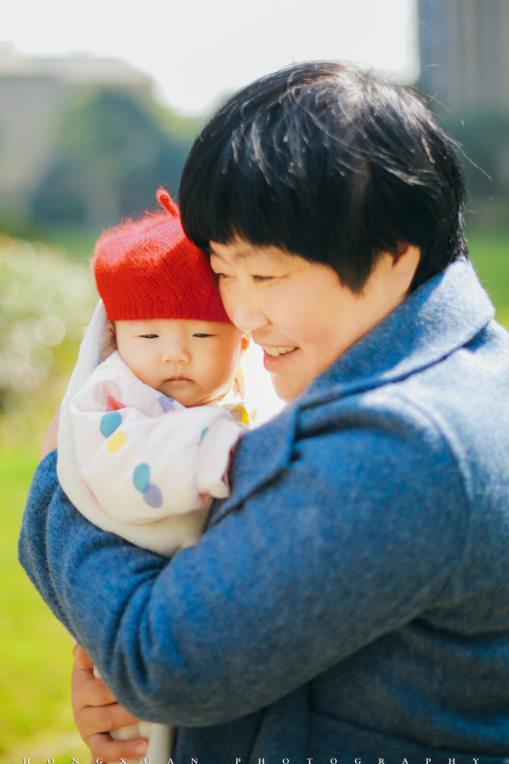 小可77天
摄影：洪小漩
出镜：小可一家
四年多没有和小可妈妈见面了。这四年里，她结婚生女，家庭美满。
她说，小漩，我女儿两个月大了，你能来帮我记录一下么。我说好。
那天，是杭州转晴的日子，我一早打车出发。微信那头，小可妈妈有些犯困地和我说，全家折腾到3点才休息，让我不要着急，路上慢慢来便好。
大概是有了新生儿的家庭总是有些手足无措吧。桌子、沙发、茶几、电视柜……几乎无处不昭示着宝宝的一切已经把这个家给占领了。
奶奶抱着小可出来，三十秒都不到，我就目睹了婴儿疯狂吐奶的画面……
还好还好，一切很快就由经验丰富的奶奶给摆平清理了。
小可妈妈和我说了说育儿的不易，但是眉眼里面遮不住的幸福却又着实让我心生羡慕。
阳光沐浴下的小家庭，真美好啊。