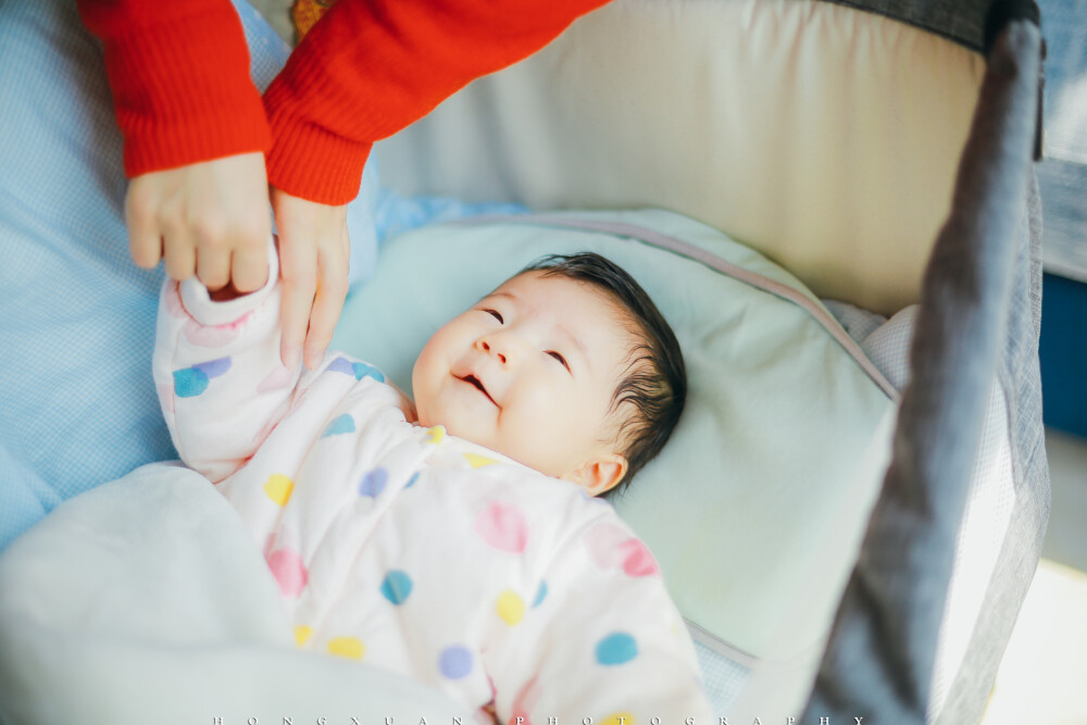 小可77天
摄影：洪小漩
出镜：小可一家
四年多没有和小可妈妈见面了。这四年里，她结婚生女，家庭美满。
她说，小漩，我女儿两个月大了，你能来帮我记录一下么。我说好。
那天，是杭州转晴的日子，我一早打车出发。微信那头，小可妈妈有些犯困地和我说，全家折腾到3点才休息，让我不要着急，路上慢慢来便好。
大概是有了新生儿的家庭总是有些手足无措吧。桌子、沙发、茶几、电视柜……几乎无处不昭示着宝宝的一切已经把这个家给占领了。
奶奶抱着小可出来，三十秒都不到，我就目睹了婴儿疯狂吐奶的画面……
还好还好，一切很快就由经验丰富的奶奶给摆平清理了。
小可妈妈和我说了说育儿的不易，但是眉眼里面遮不住的幸福却又着实让我心生羡慕。
阳光沐浴下的小家庭，真美好啊。