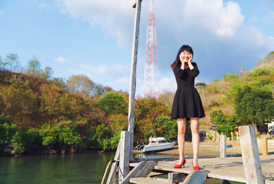 #一生一世小黑裙 ❤️ #原创设计
再也没有一个人能够像奥黛丽赫本那样了。
很久之后，纪梵希形容赫本：“我真是喜欢她，就像妹妹一样。”可你若打开他的素描本，300张草稿，每一张都有她的样子