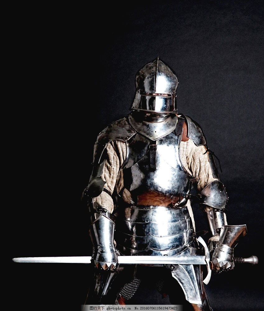 拿着剑的武士 拿着剑的武士图片素材 站着 男人 盔甲 勇士 武器