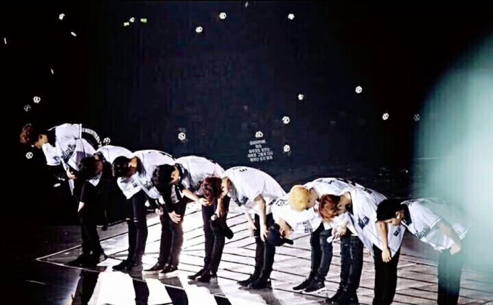 1,2,3 EXO we are one！
"父母和EXO谁更重要？""父母是我们的世界，EXO是我们的太阳，我们存在世界里，但是我们的生命更缺不了太阳。"
012年3月的最后一天，对我们而言春天好像还没来，寒风还在吹着，但与各位的初见却火热得令人难以忘怀。
第一次叫出we are one的口号，要做到整齐的团体问候，其实并不容易；一站在摄像机前，脑袋就一片空白。把这样生涩、不成熟的我们全部包容并爱着的你们，让我们既新奇又感激。
我们约定过，要把得到的爱毫无遗憾地再次回报给你们，让你们幸福。
我们真的一起实现了很多奇迹般的事，因为有你们才成为可能。我们是一体的，这是多么幸福的事。
然而，试炼来得比预想要快。我们曾经混乱，悲伤，愤怒，而比谁都伤心的你们，却让我们更加心痛。但是，再也不会有心痛的事了。这些曾经的伤痛，让我们更加强大。
今天，让我们再次约定，我们得到的爱♡
