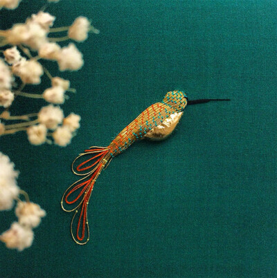 利用金线和小金属制作的昆虫刺绣，艺术家 Humayrah Bint Altaf ​