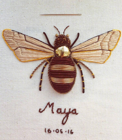 利用金线和小金属制作的昆虫刺绣，艺术家 Humayrah Bint Altaf ​