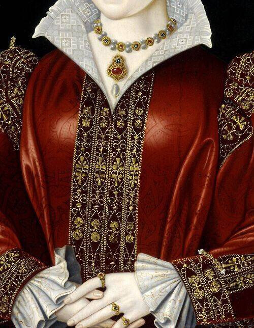 文艺复兴时期的服饰奢侈都展现在细节之中：硬质蕾丝与真丝的拉夫领，同一色调不同面料肌理拼接的裙子，犹如金箔闪耀在真丝长裙上的贴花，数不尽的珠宝镶嵌的衣袖，金色锦缎与闪亮塔夫绸相间的补花，天鹅绒镶宝石扣的鞋子，工艺精美到了过分的程度。 ​ ​​​