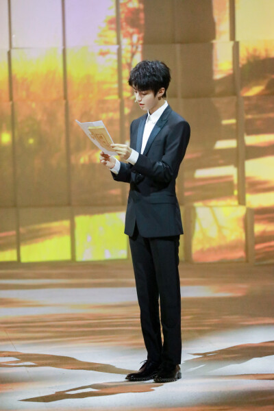 王俊凯KarryWang工作室
王俊凯《信中国》分享自己的“新生四条”～薪火相承，实现对家国的爱，爱一切可爱的人！