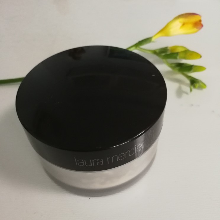 Laura mercier
loose setting powder 散粉
translucent透明色号
粉很细，使用感不错，会回购