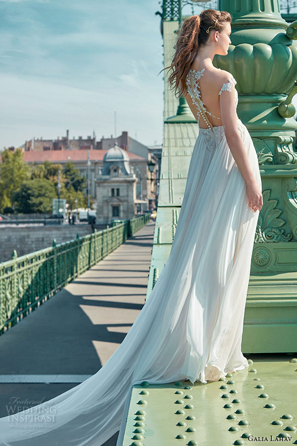 高级定制婚纱品牌 Galia Lahav 旗下成衣副牌Gala by Galia Lahav 2016秋冬婚纱系列LookBook 虽然不是品牌的主线，但依旧延续了品牌的精致奢华美学，新季系列提供了各式梦幻礼服，为新娘营造浪漫世界～